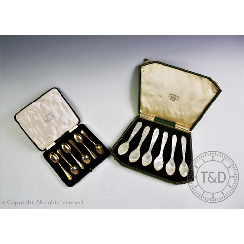 47 - A set of six mother of pearl caviar spoons, each 12cm long, to a Fenton Russel & Co Ltd fitted box, ... 