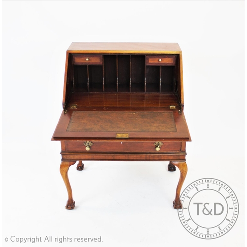 817 - A George II style ladies mahogany bureau, mid 20th century, the cross banded fall front enclosing a ... 