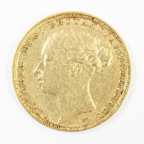 119 - A Victorian gold sovereign dated 1882, weight 7.9gms