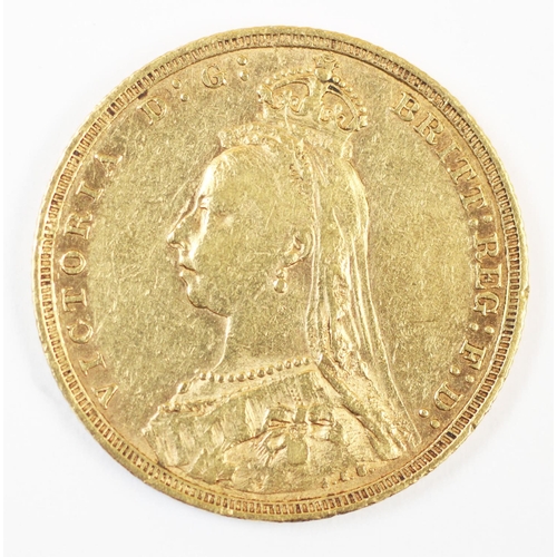 120 - A Victorian gold sovereign dated 1890, weight 7.9gms