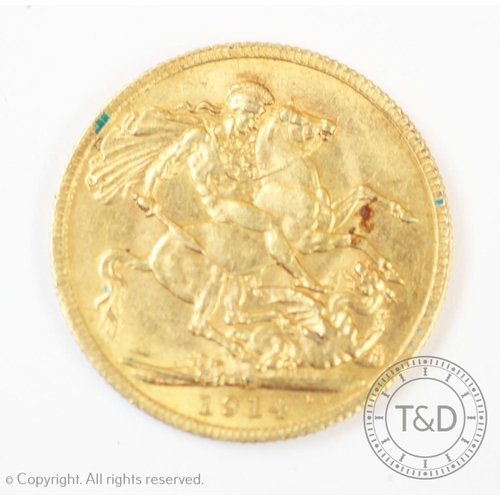 121 - A George V gold sovereign dated 1914, weight 7.9gms