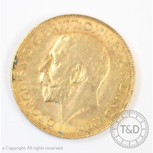 121 - A George V gold sovereign dated 1914, weight 7.9gms