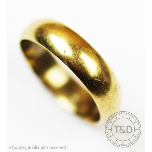 221 - An 18ct gold wedding band, hallmarked to inside shank, ring size V, weight 7.9gms