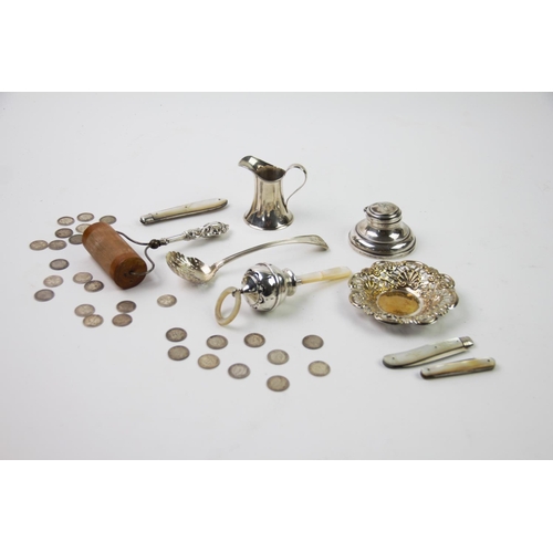 28 - A selection of early 20th century and later silver items, to include an Edwardian silver cream jug, ... 