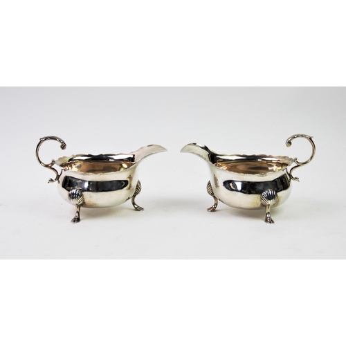 32 - A pair of George II silver sauce boats, Richard Kersill, London 1746, each plain polished body of ty... 