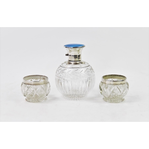 55 - An early 20th century silver topped scent bottle, the hinged cover with blue guilloche enamel top, 1... 