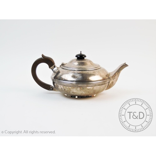 46 - An Edwardian silver tea pot, Goldsmiths & Silversmiths Co, London 1909, of plain polished form, with... 