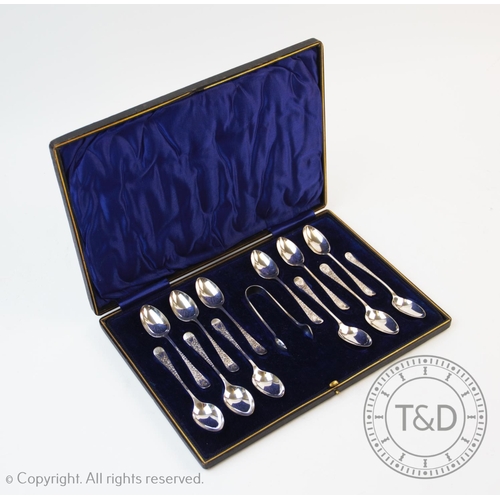 76 - An Edwardian set of twelve Old English pattern silver tea spoons and a pair of sugar nips, Levesley ... 