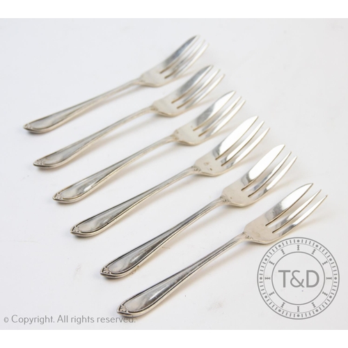 79 - A set of George V six silver cake forks, H Hunt, Sheffield 1932, decorated with reeded pattern and s... 