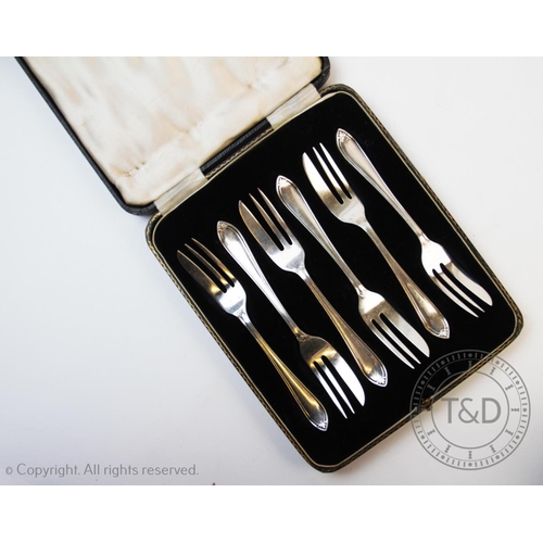 79 - A set of George V six silver cake forks, H Hunt, Sheffield 1932, decorated with reeded pattern and s... 