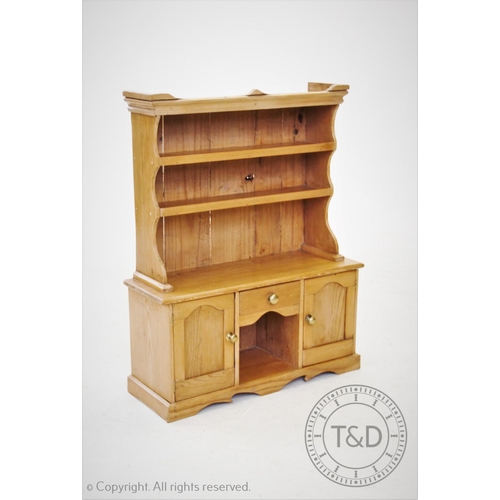 811 - A Victorian style miniature pine high back dresser, with a single frieze drawer above a recess, flan... 