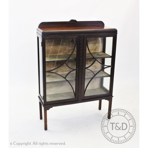 852 - An Edwardian mahogany display cabinet, having a dwarf back above a Greek key pattern frieze and a pa... 