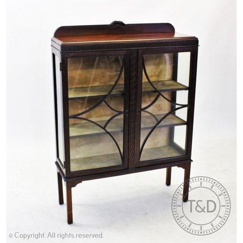 852 - An Edwardian mahogany display cabinet, having a dwarf back above a Greek key pattern frieze and a pa... 