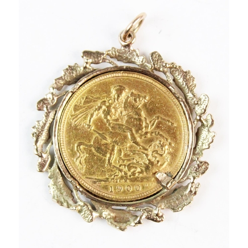 95 - A Victorian sovereign in pendant mount, dated 1900, set to a 9ct gold moulded acorn and oak leaf bor... 