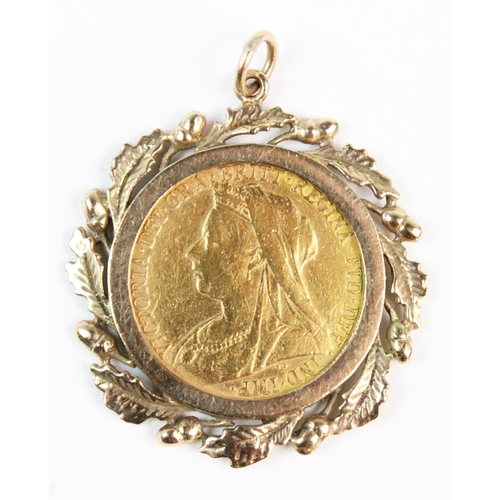 95 - A Victorian sovereign in pendant mount, dated 1900, set to a 9ct gold moulded acorn and oak leaf bor... 