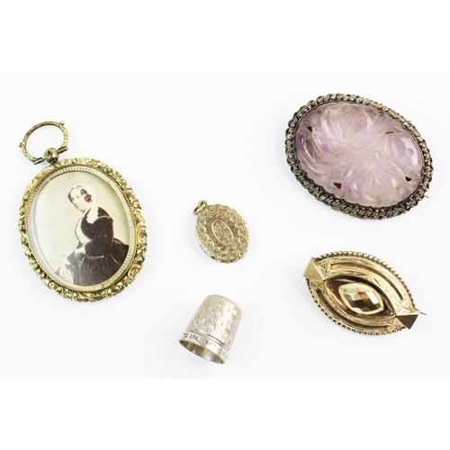 157 - An assortment of Victorian and later jewellery, including an oval locket pendant, with glazed compar... 