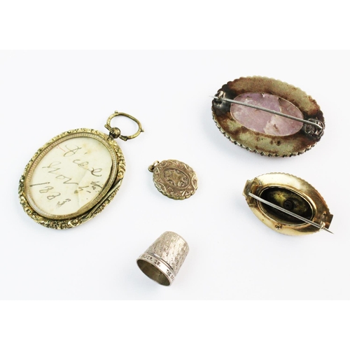 157 - An assortment of Victorian and later jewellery, including an oval locket pendant, with glazed compar... 