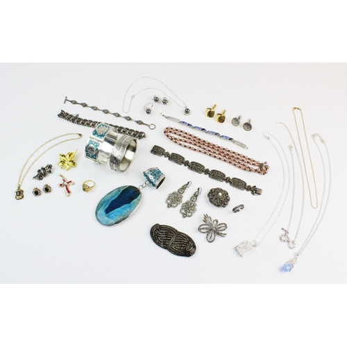 201 - A selection of antique and modern costume jewellery, to include, an engraved silver Victorian bangle... 