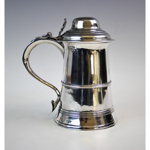 66 - A George III silver tankard and cover, Peter & Ann Bateman, London 1791, the cylindrical body of sli... 