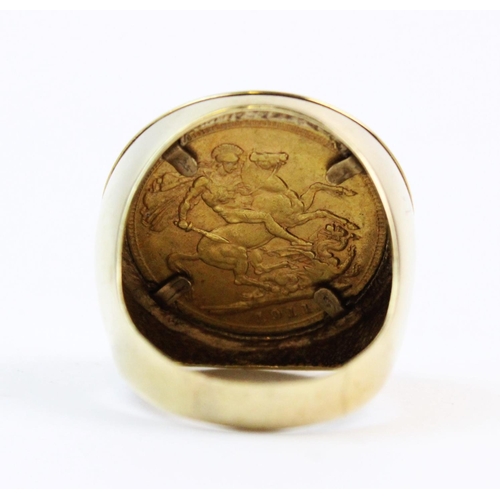 102 - A George V sovereign dated 1911, set to a 9ct gold gentlemen's dress ring of tapering form, ring siz... 