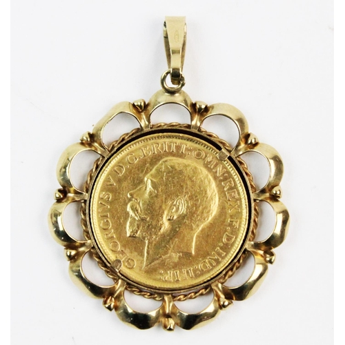 104 - A George V sovereign, dated 1915, complete in a 9ct gold pierced design pendant mount, gross weight ... 