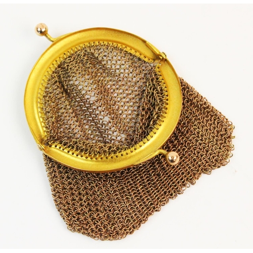 53 - A lady's 9ct gold chain mesh purse, the arched cantle with snap fastening, import marks for Birmingh... 