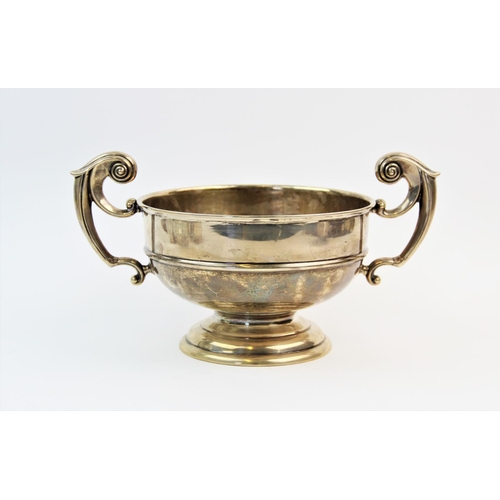 60 - An Edwardian silver twin handled trophy, James Deakin & Sons, Sheffield 1907, of typical plain polis... 