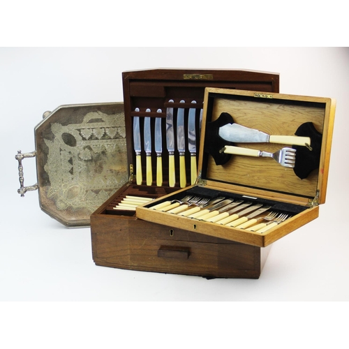 92 - A selection of early 20th century and later plated wares, to include a cased fish serving set, compr... 