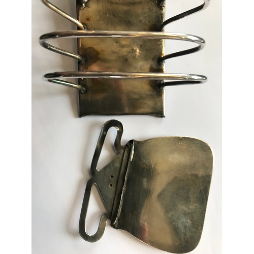 31 - An Art Nouveau silver toast rack, Keswick School of Industrial Art, Chester 1906, the six slice rack... 