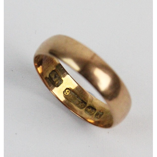 173 - A 9ct yellow gold wedding band, Birmingham 1898, 1.8gms, an amonite set stock pin a horse shoe shape... 