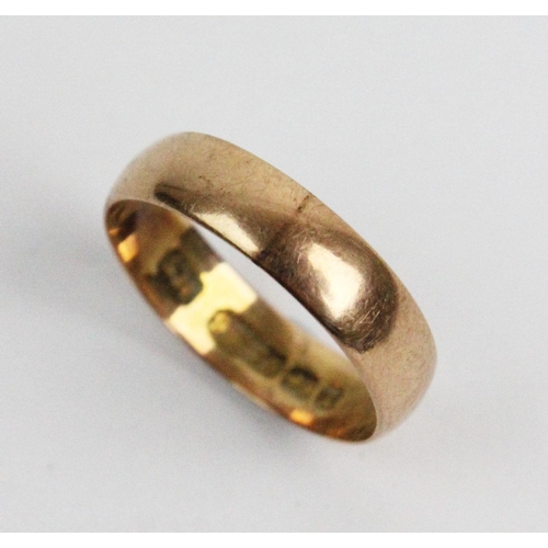 173 - A 9ct yellow gold wedding band, Birmingham 1898, 1.8gms, an amonite set stock pin a horse shoe shape... 