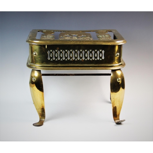 535 - A George III brass and steel footman, with pierced detail and frieze upon front cabriole legs with p... 