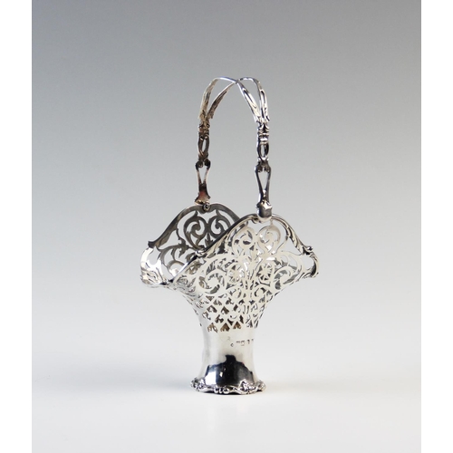 123 - An Edwardian silver basket, Henry Matthews London 1906, of flared form, with pierced detail and swin... 