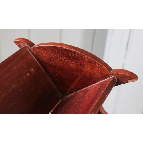 391 - An Edwardian, Regency style inlaid mahogany freestanding book trough, the trough above a single shel... 