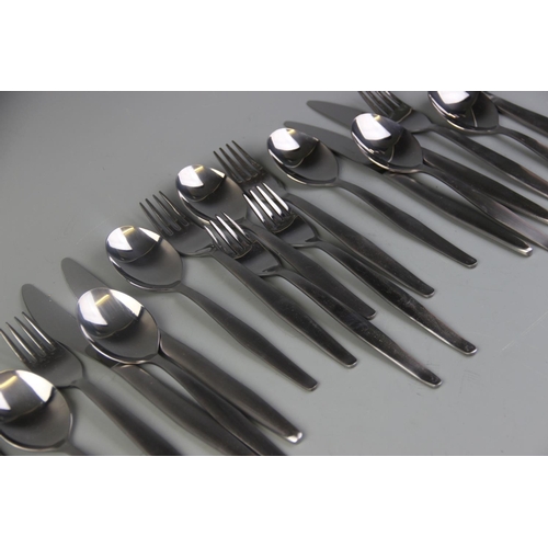 86 - A large quantity of modern minimalist design Hong Kong made stainless steel cutlery, to include kniv... 