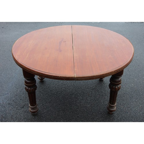 675 - A Victorian mahogany dining table, the circular moulded top raised upon lobed and fluted legs, 68cm ... 