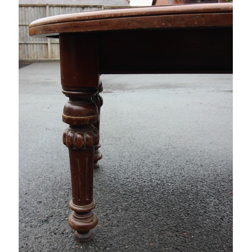 675 - A Victorian mahogany dining table, the circular moulded top raised upon lobed and fluted legs, 68cm ... 