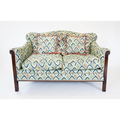 899 - An Edwardian three piece lounge suite, the two seater sofa with a padded serpentine back rest above ... 