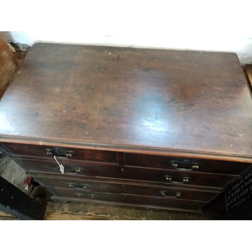 833A - A George III mahogany chest of drawers, the rectangular moulded top above two short and three long c... 