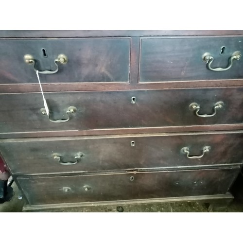 833A - A George III mahogany chest of drawers, the rectangular moulded top above two short and three long c... 