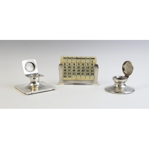 122 - A silver mounted adjustable desk calendar by Deakin & Francis Ltd, Birmingham 1923, 12.5cm wide, tog... 