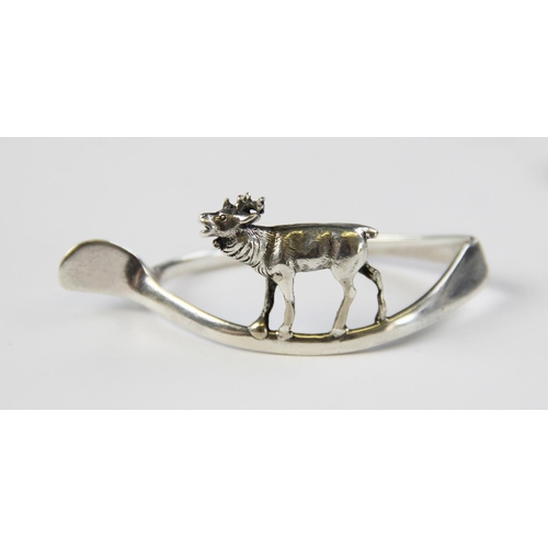 125 - A pair of George V silver figural wishbone napkin rings, C & C Hodgetts, Birmingham 1912, one modell... 