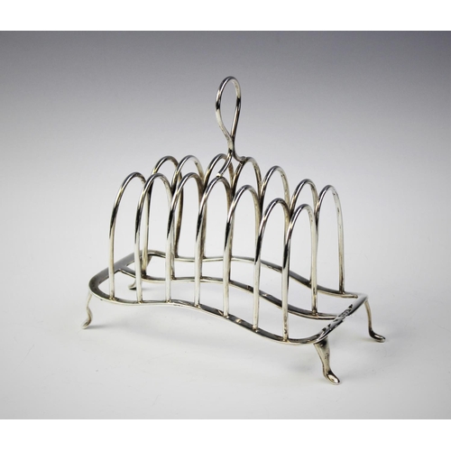 63 - An Edwardian six division silver toast rack by William Hutton & Sons, London 1906, with loop handle ... 