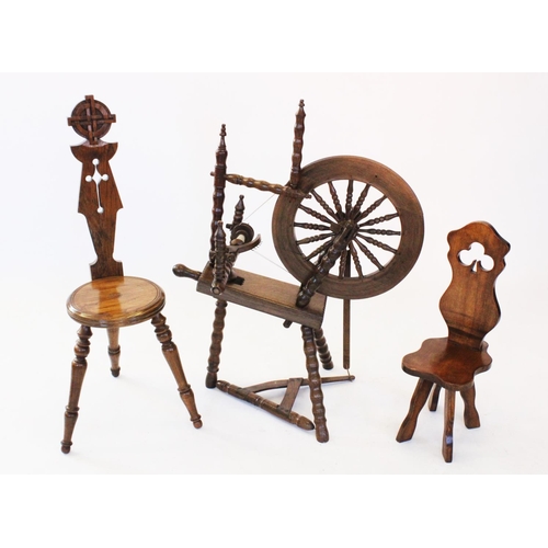 800 - A reproduction oak spinning wheel, 20th century, with a 45cm spindled wheel, raised upon bobbin turn... 