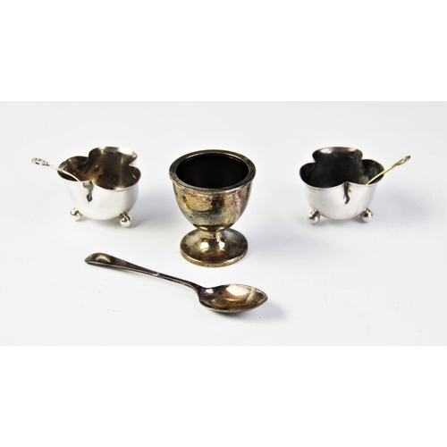 86 - A pair of Edwardian silver salts by Atkin Brothers, Sheffield 1909, each of trefoil form on three ba... 