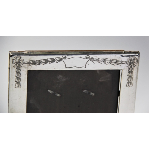 87 - A George V silver mounted photo frame, Birmingham 1912 (maker's mark worn), of rectangular plain pol... 