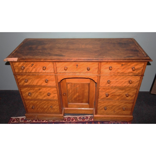 742 - A Victorian satinwood knee hole dressing table/desk, the rectangular thumb moulded top above a centr... 