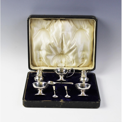 88 - A George V cased silver condiment set, George Unite Birmingham 1915, each piece of plain polished, c... 