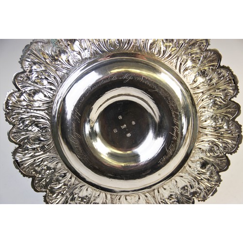 105 - A pair of George IV silver alms dishes by Samuel Hennell, London 1822 (g) and 1823 (h), each of circ... 