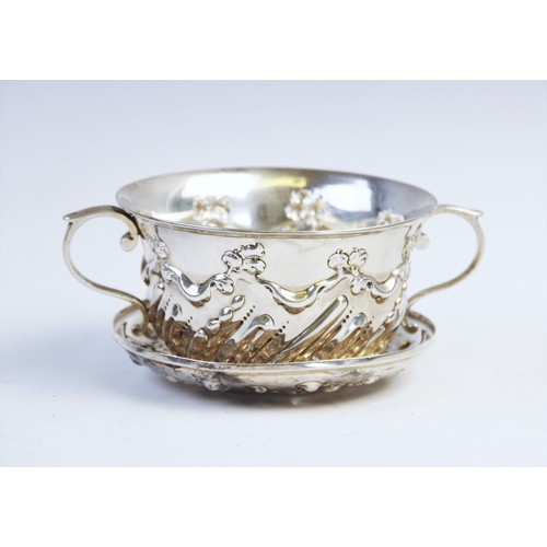 108 - A Victorian silver porringer and cover, by John Aldwinckle & Thomas Slater, London 1894, the porring... 